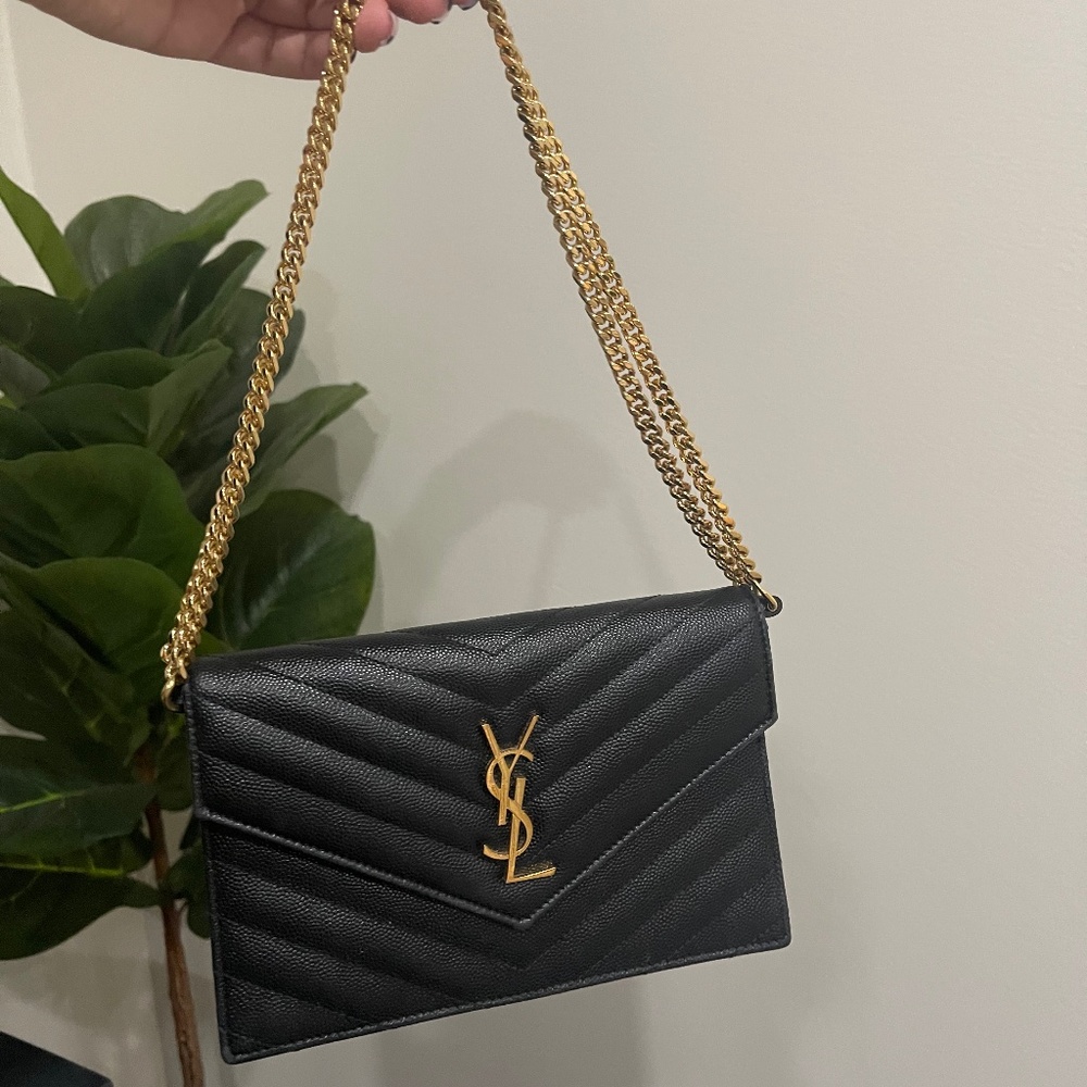 YSL : ENVELOPE CHAIN WALLET IN GRAIN DE POUDRE EMBOSSED LEATHER